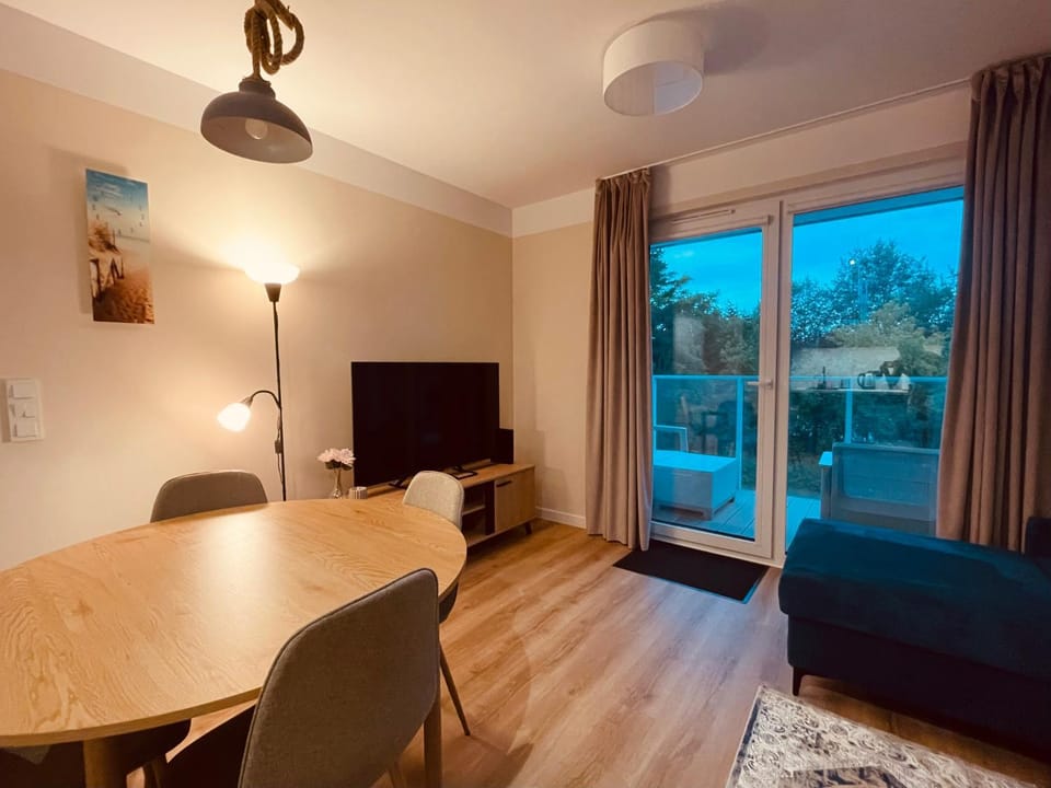 Communal lounge/ TV room, TV and multimedia, Living room, Seating area, Dining area, Evening entertainment