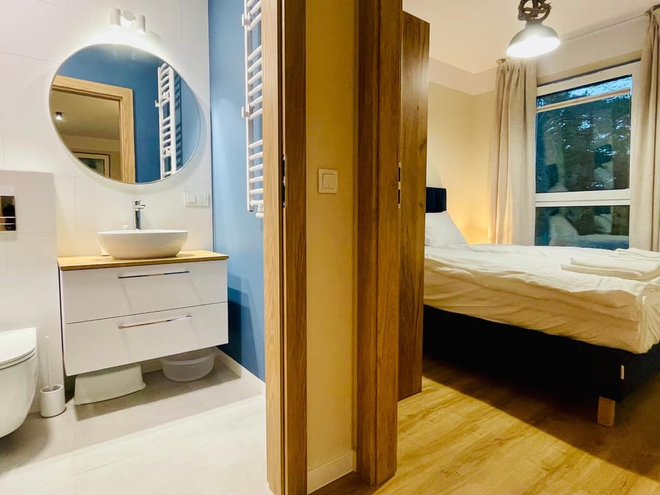 Toilet, Bed, Bathroom, Photo of the whole room, Bedroom, towels