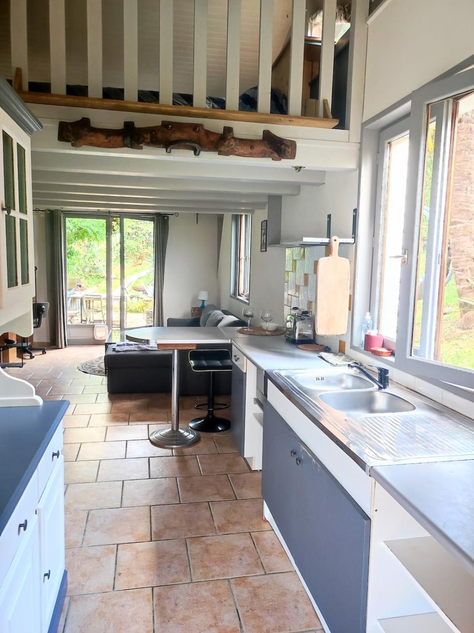 Kitchen or kitchenette, Dining area