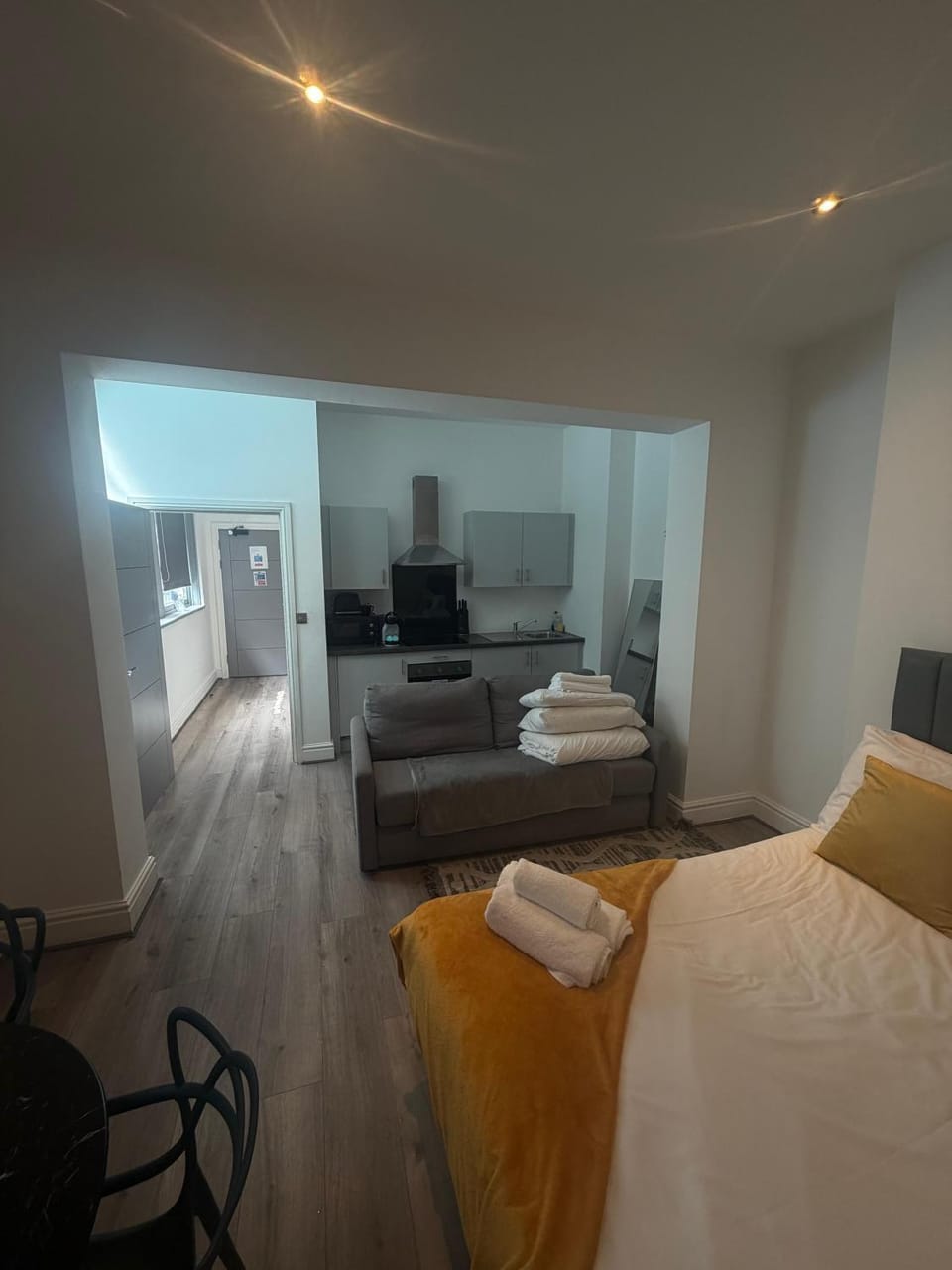 Living room, Seating area, Bedroom, towels