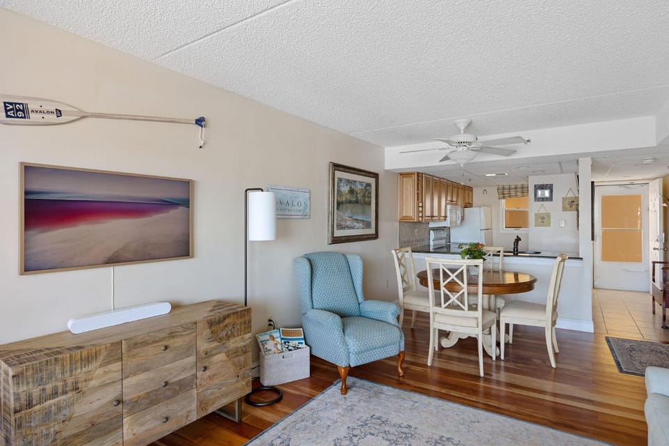 Kitchen or kitchenette, Seating area, Dining area