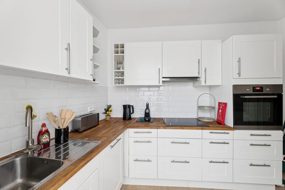 Coffee/tea facilities, oven, stove, toaster, kitchen