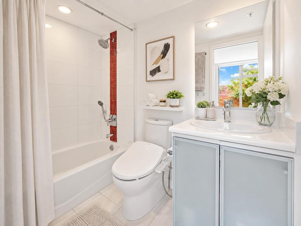 2BR City Escape Near Waterfront Apartment in Vancouver