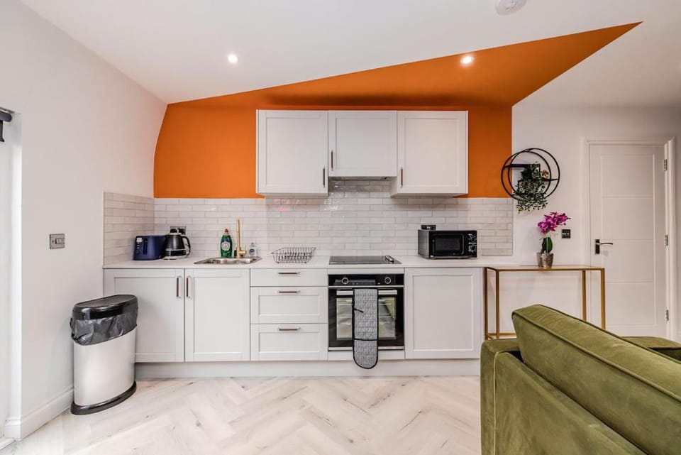 1 Bedroom Flat with Sunny Balcony Next to Beach Apartment in Hove