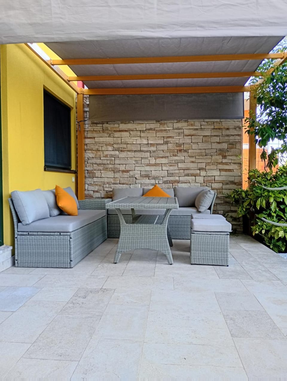 Yellow Sun House in Medulin