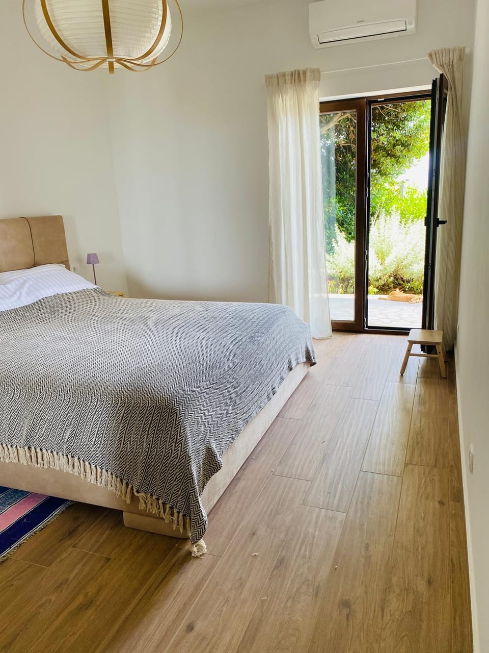 Bed, Bedroom, Garden view