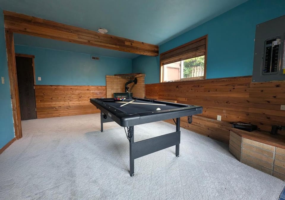 Billiard, Game Room