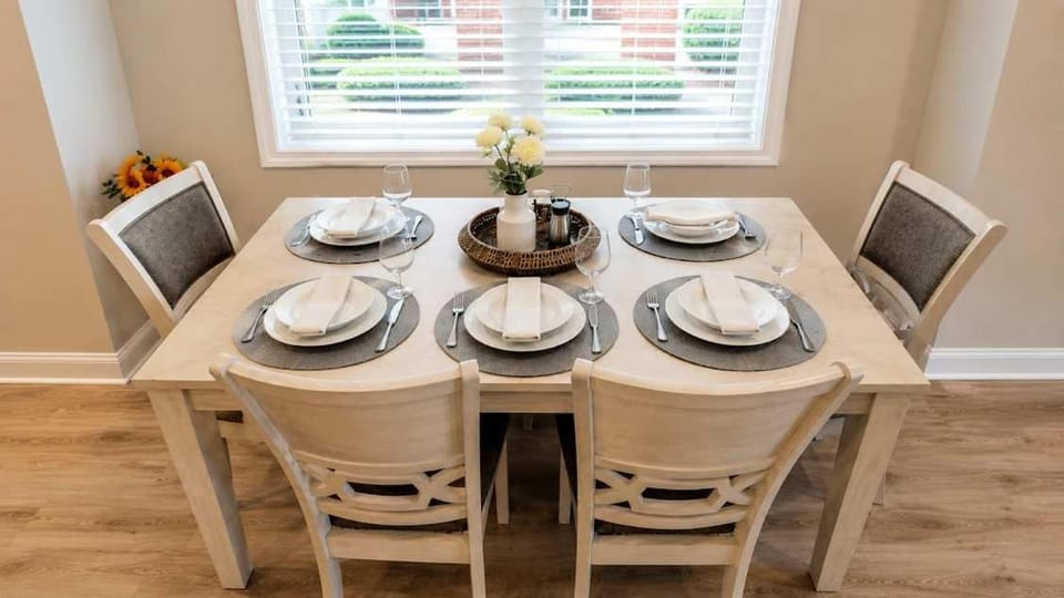 Seating area, Dining area