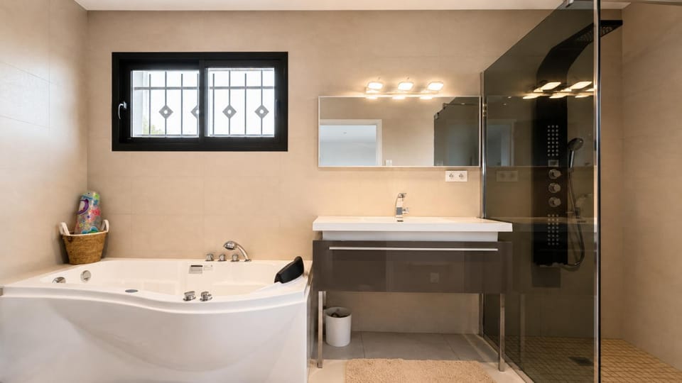 Hot Tub, Bathroom
