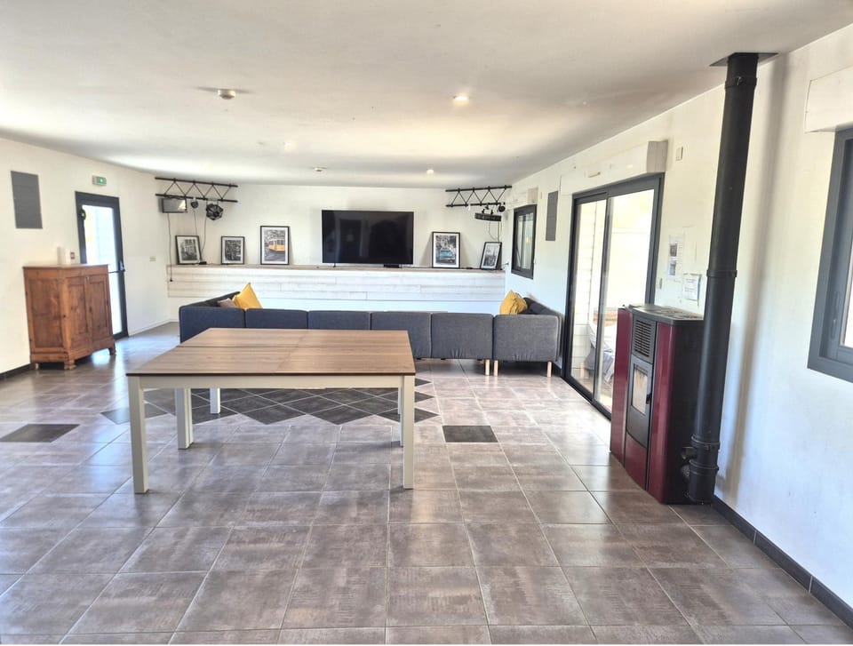 Communal lounge/ TV room, TV and multimedia, Living room, Dining area, Evening entertainment