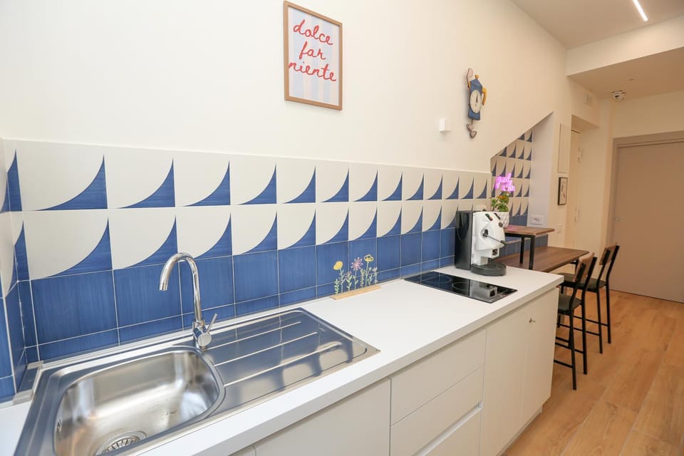 Coffee/tea facilities, Kitchen or kitchenette, stove