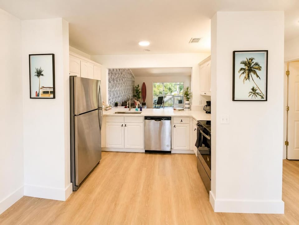 Kitchen or kitchenette, dishwasher, oven