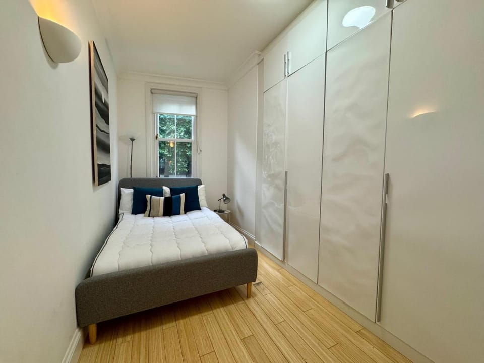 Two Bedroom Luxury KnightsBridge Apartment in City of Westminster
