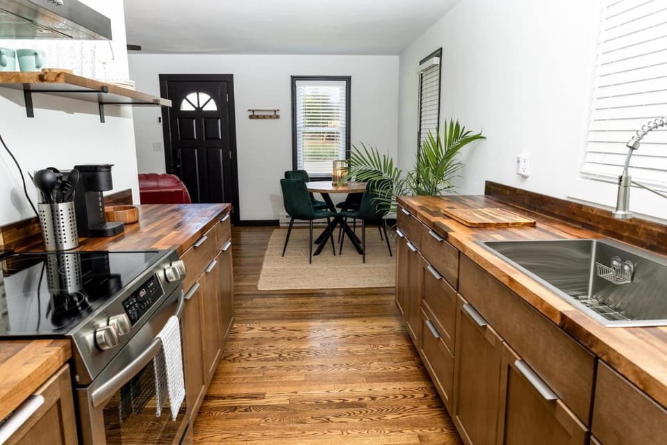 Kitchen or kitchenette, Dining area, stove