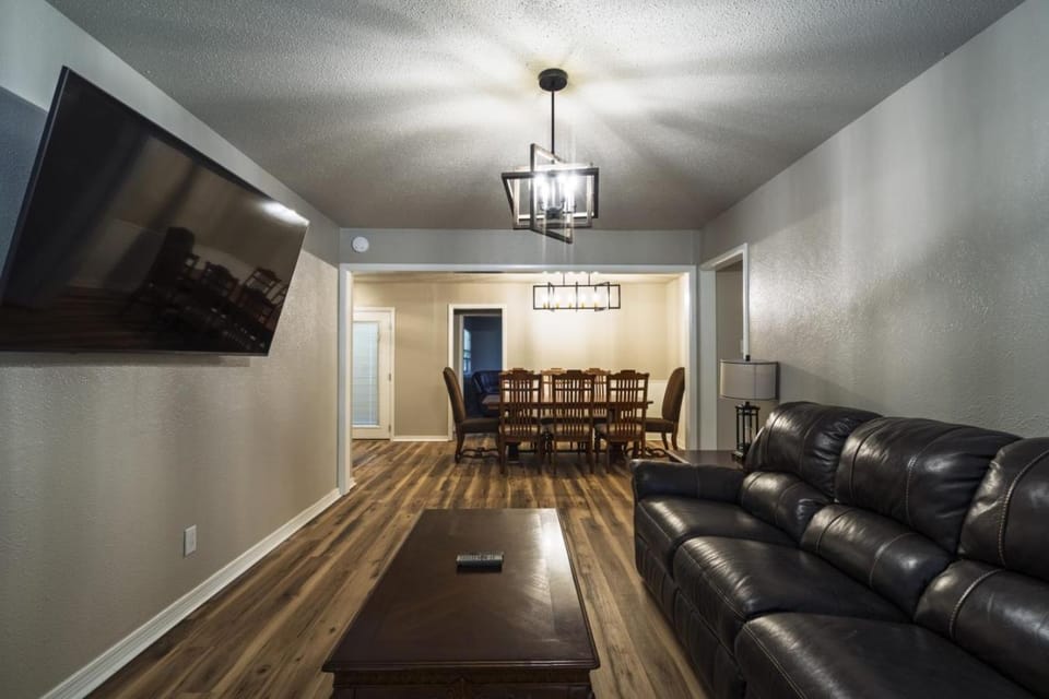 Avondale House Pet-Friendly near OU Campus Sleeps 10 House in Norman