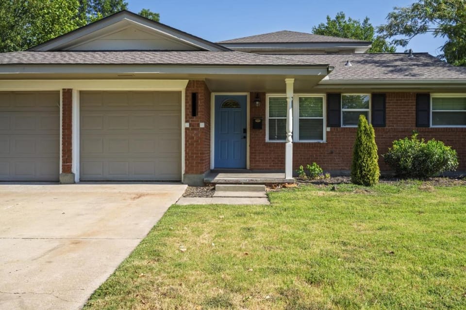 Avondale House Pet-Friendly near OU Campus Sleeps 10 House in Norman