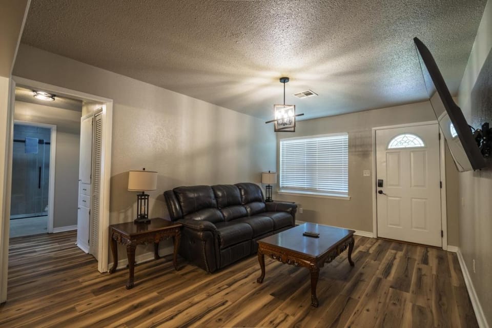 Avondale House Pet-Friendly near OU Campus Sleeps 10 House in Norman