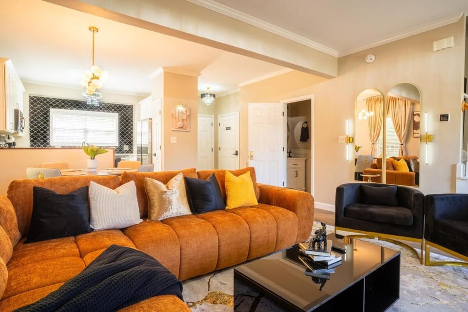 Luxury 2BR Retreat, King Suite, Spa Baths, Sleeps 4, Fast WiFi, Pet Friendly, Business Travel, Near Downtown Raleigh House in Raleigh