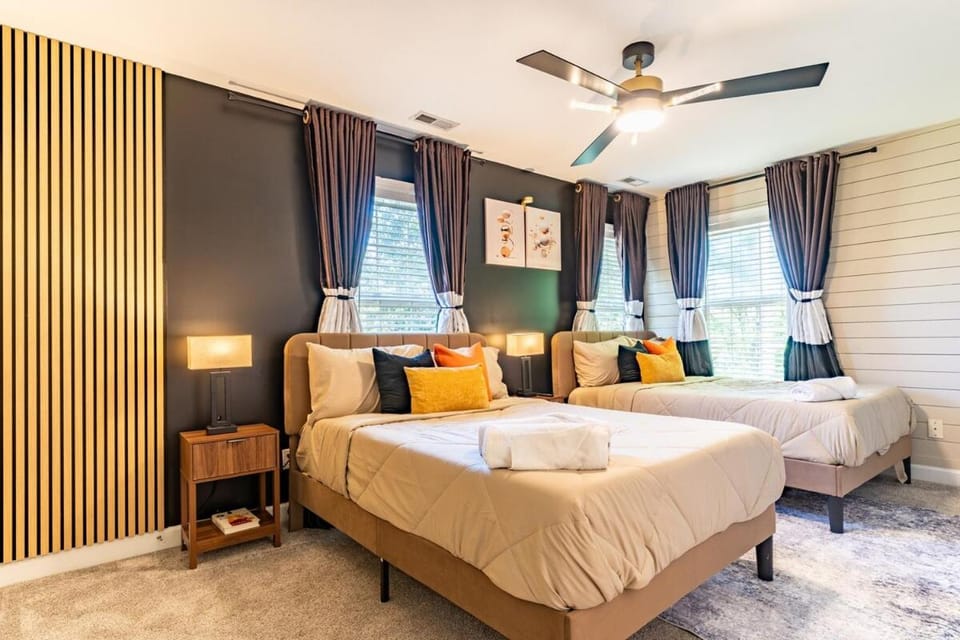 Luxury 2BR Retreat, King Suite, Spa Baths, Sleeps 4, Fast WiFi, Pet Friendly, Business Travel, Near Downtown Raleigh House in Raleigh