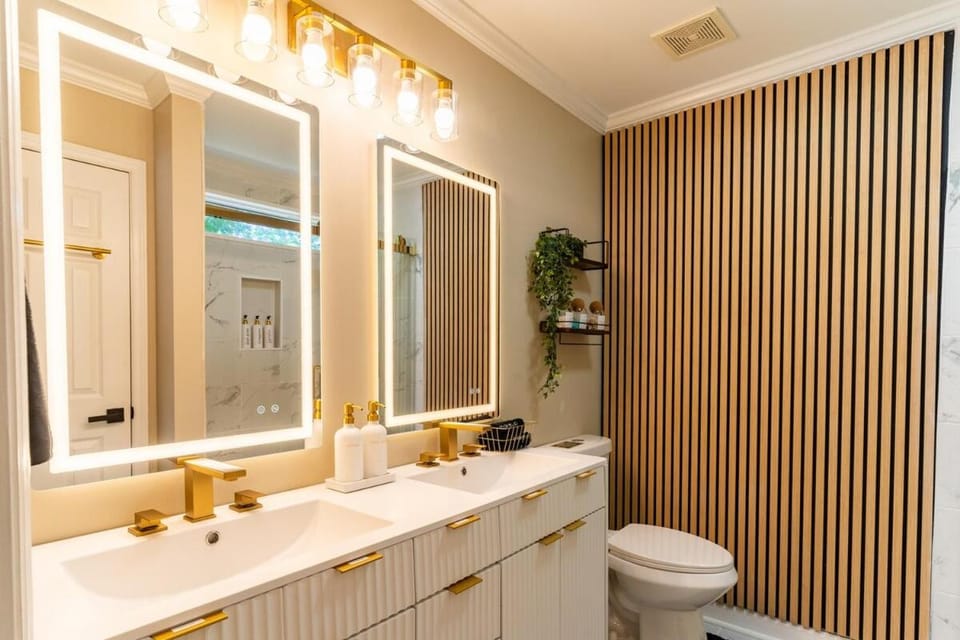Luxury 2BR Retreat, King Suite, Spa Baths, Sleeps 4, Fast WiFi, Pet Friendly, Business Travel, Near Downtown Raleigh House in Raleigh