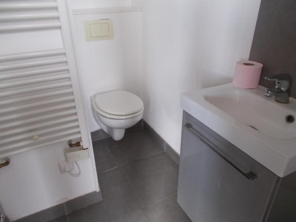 B chambre salon salle de douche WC privative cuisine partagée Apartment in Le Portel