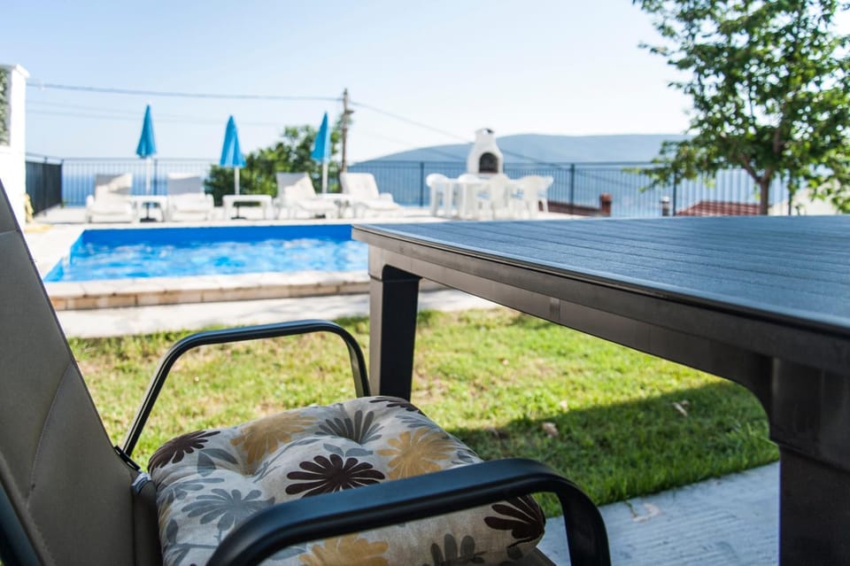 Property building, Day, On site, Swimming pool, Swimming pool