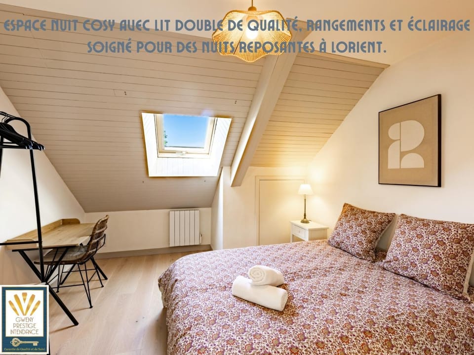 Bed, Seating area, Bedroom