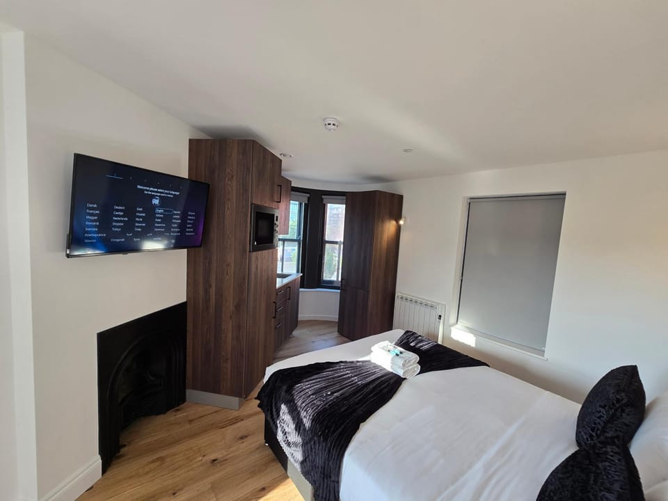 Bed, TV and multimedia, Photo of the whole room, Bedroom, wardrobe