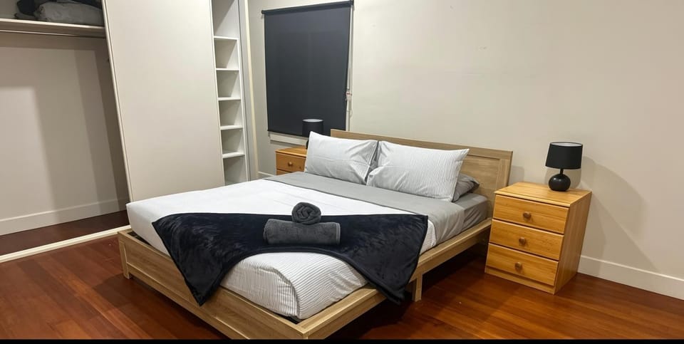 Bed, Photo of the whole room, Bedroom, towels