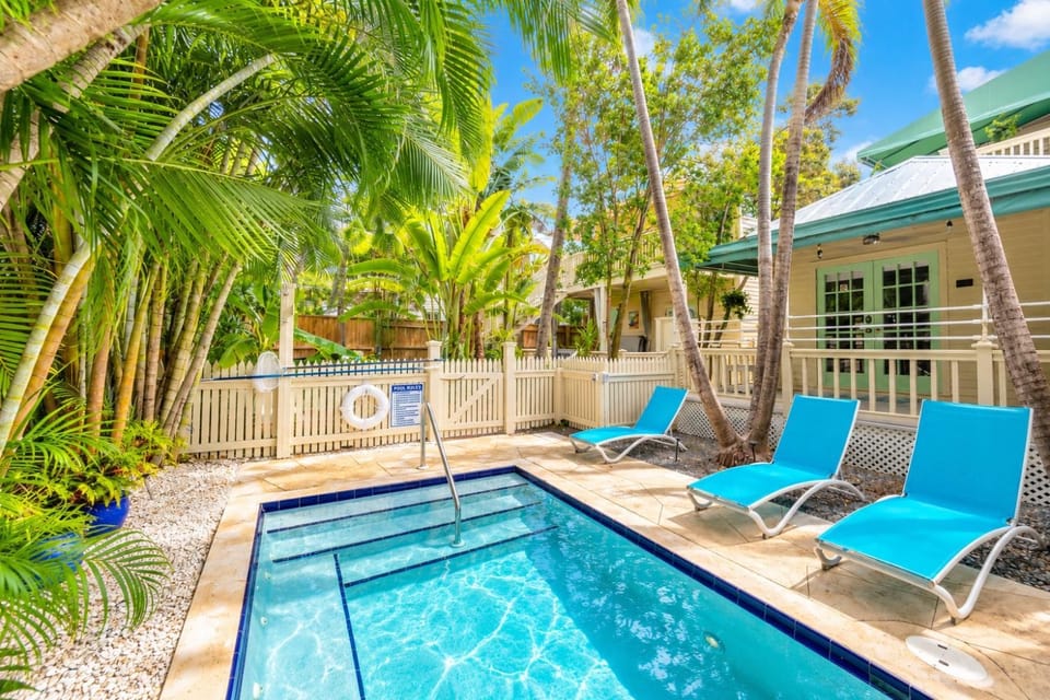 Turtle Nest Condo - Pool - 2nd Floor Apartment in Key West