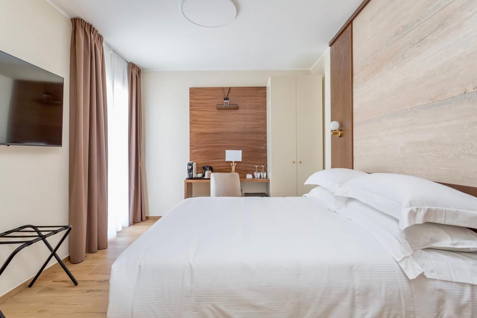 Bed, TV and multimedia, Coffee/tea facilities, Photo of the whole room, Bedroom, internet, minibar, safe, towels, wardrobe, air conditioner