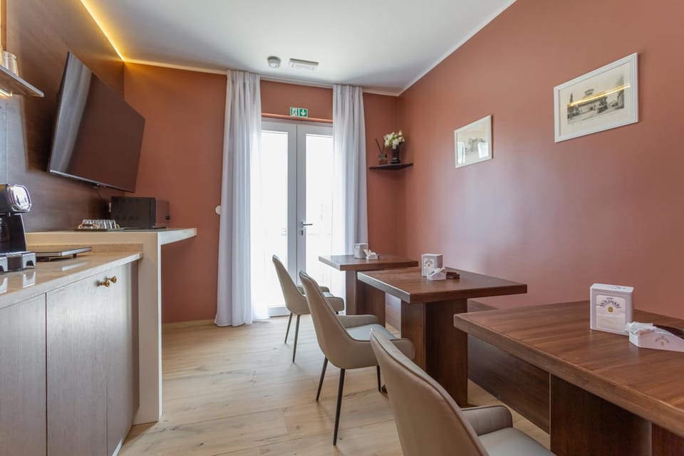 Communal lounge/ TV room, Coffee/tea facilities, Lounge or bar, Dining area, internet, microwave, air conditioner
