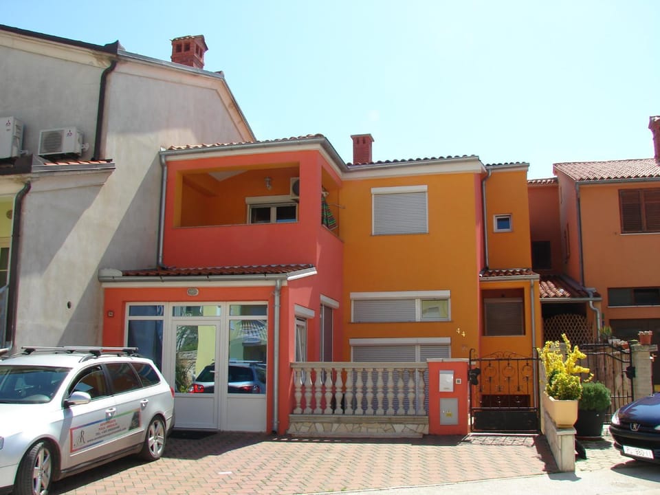 Facade/entrance