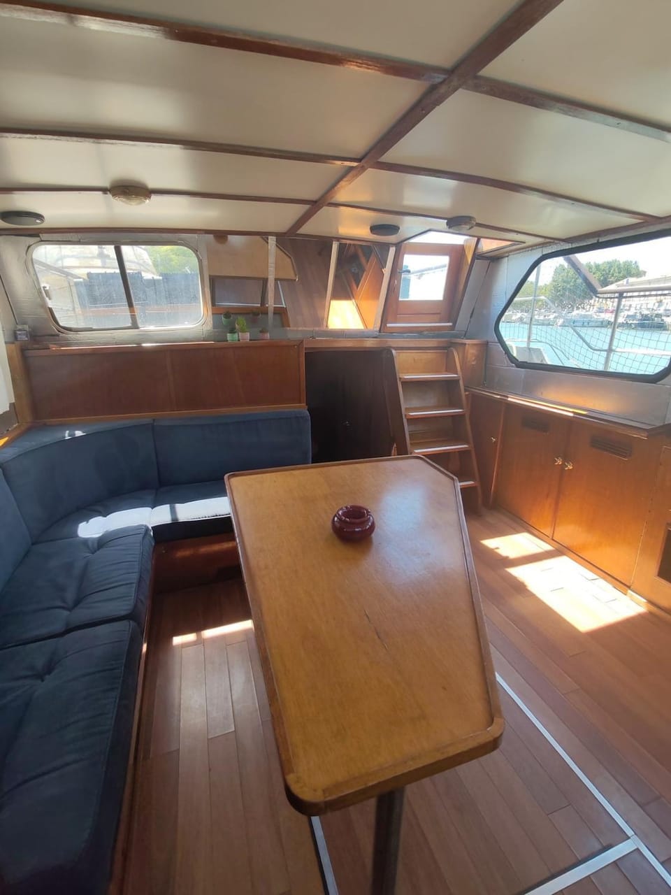 Bateau vedette hollandais centre de Beaucaire Docked boat in Tarascon