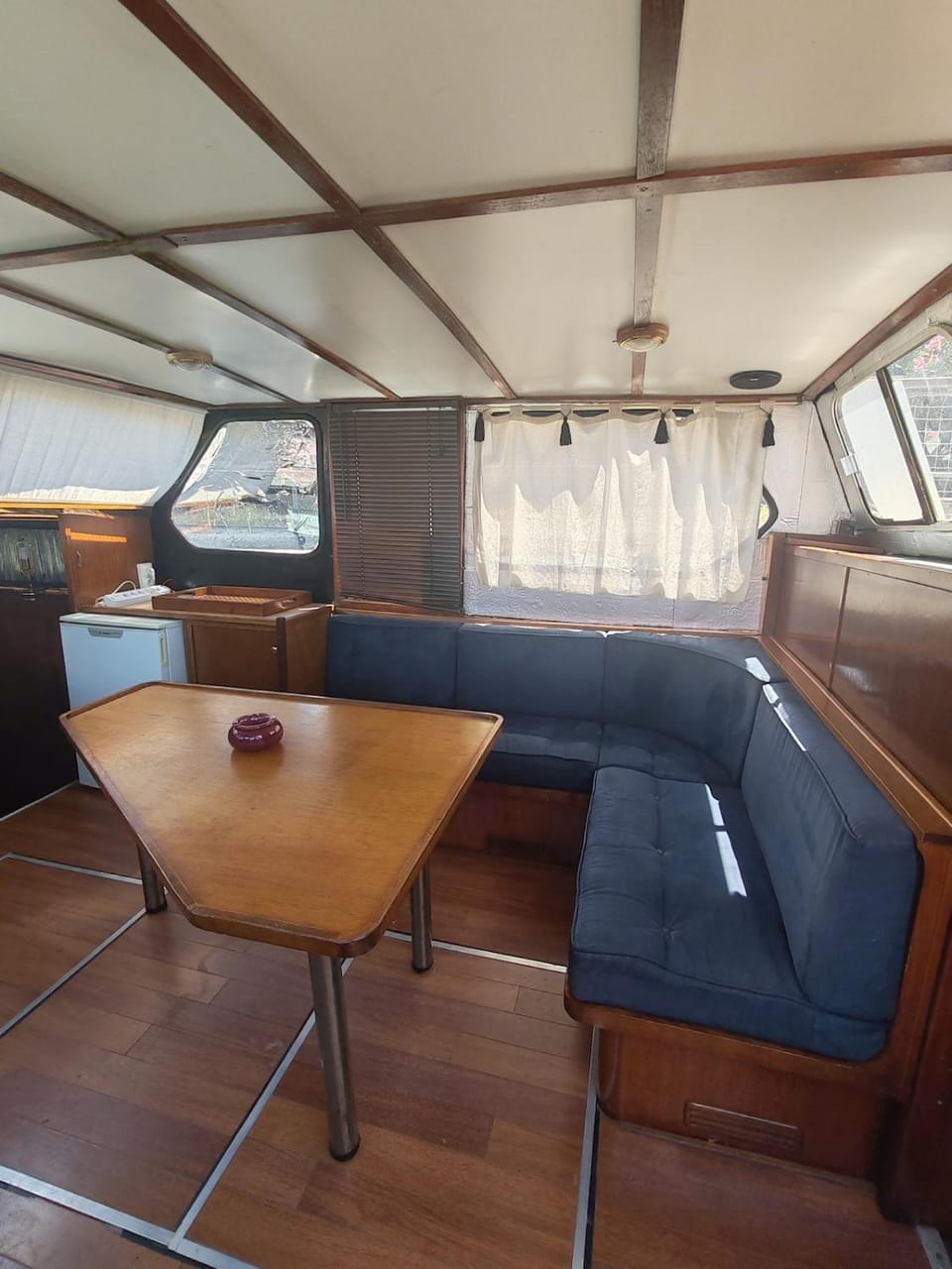 Bateau vedette hollandais centre de Beaucaire Docked boat in Tarascon