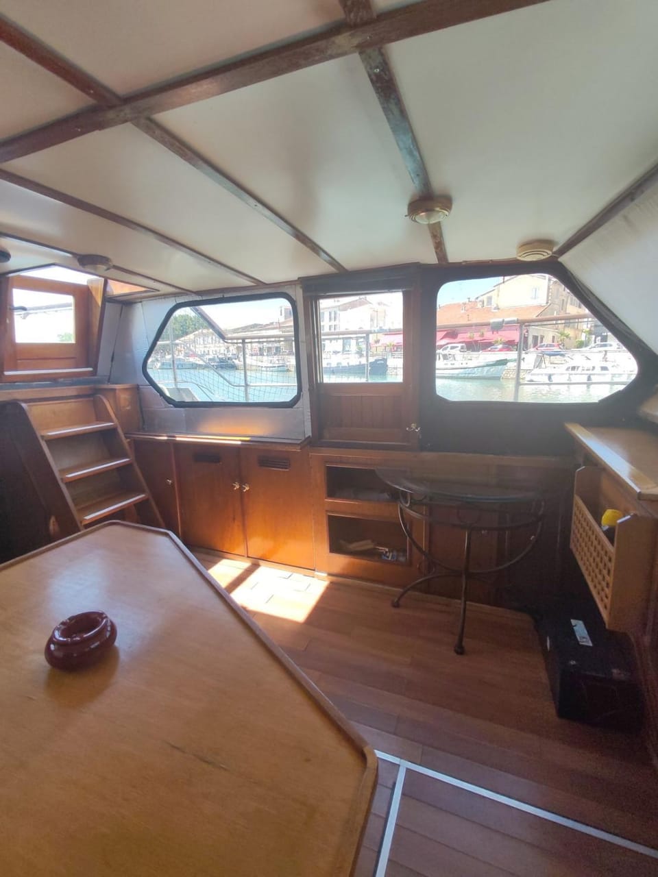 Bateau vedette hollandais centre de Beaucaire Docked boat in Tarascon