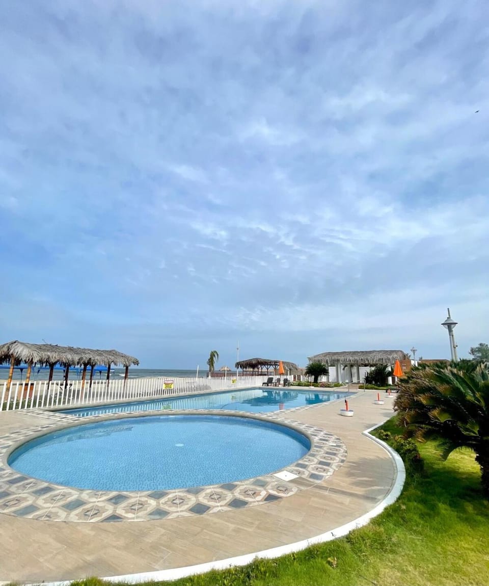 Casa de playa con piscina y acceso al océano Apartment in Guayas