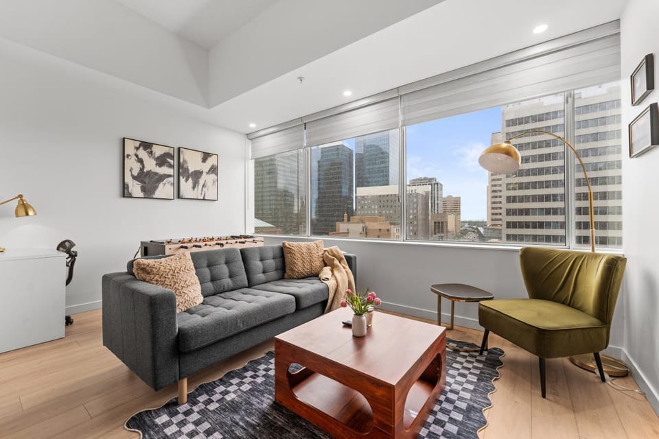 Prestige Skyline Suite, UG Parking, Gym Apartment in Edmonton