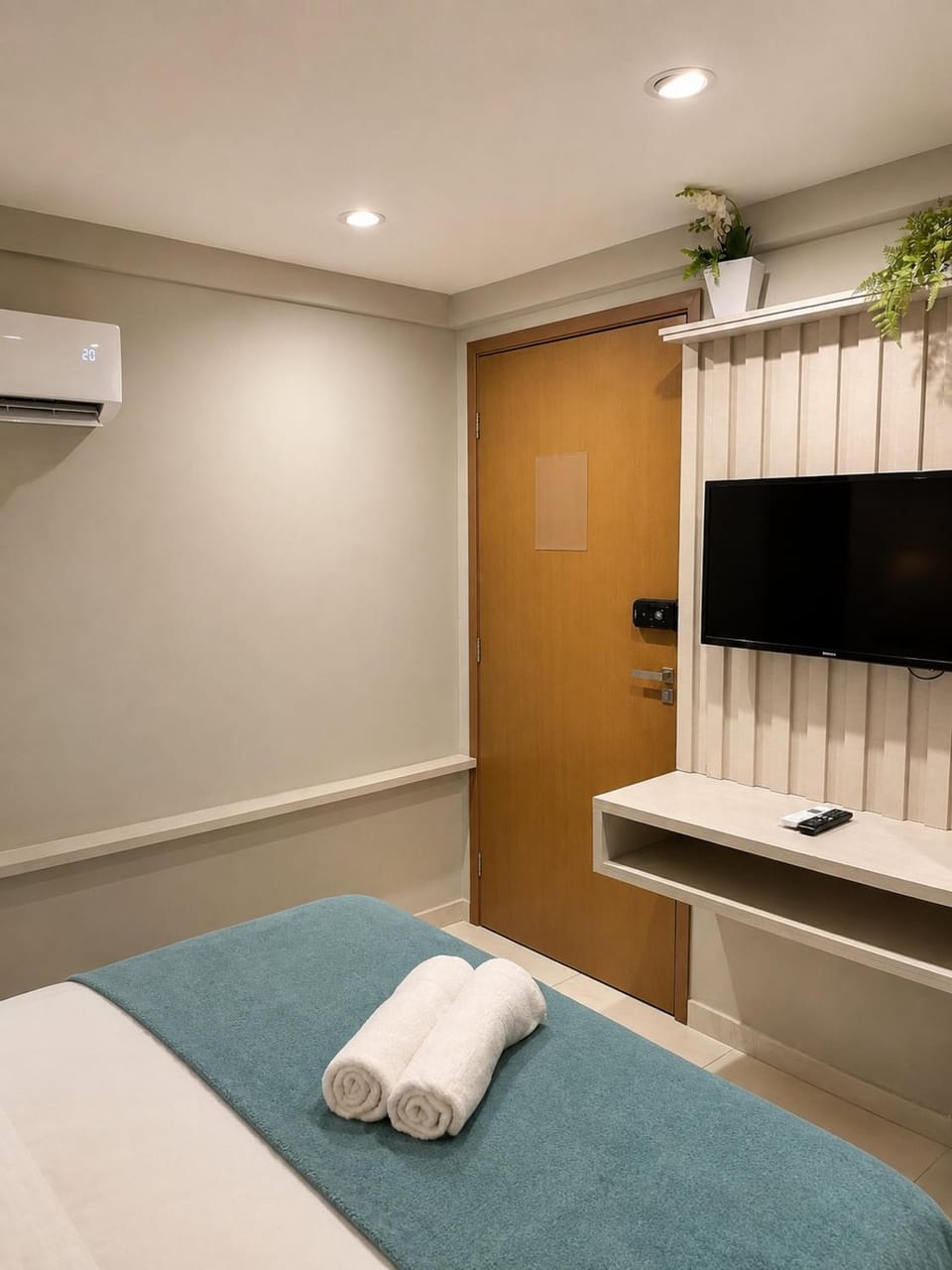 Bed, TV and multimedia, Bedroom, towels, air conditioner