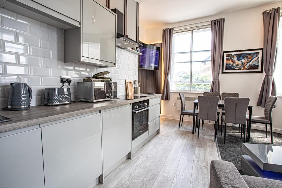 Modern 3-Bed 2 Bath Flat Sleeps 6 · Halifax Centre Apartment in Calderdale