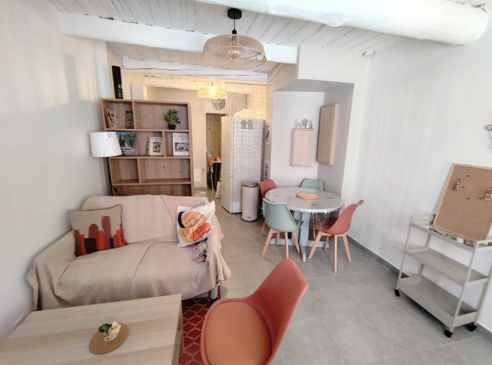 Maison au centre ville, étoilée, une chambre House in L'Isle-sur-la-Sorgue