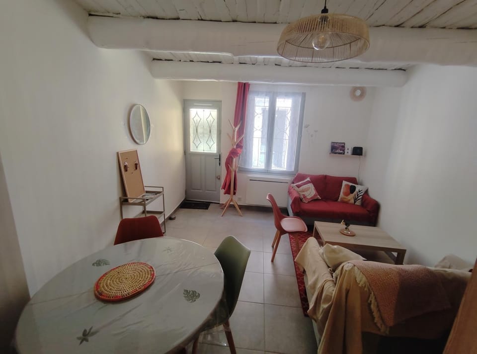 Maison au centre ville, étoilée, une chambre House in L'Isle-sur-la-Sorgue