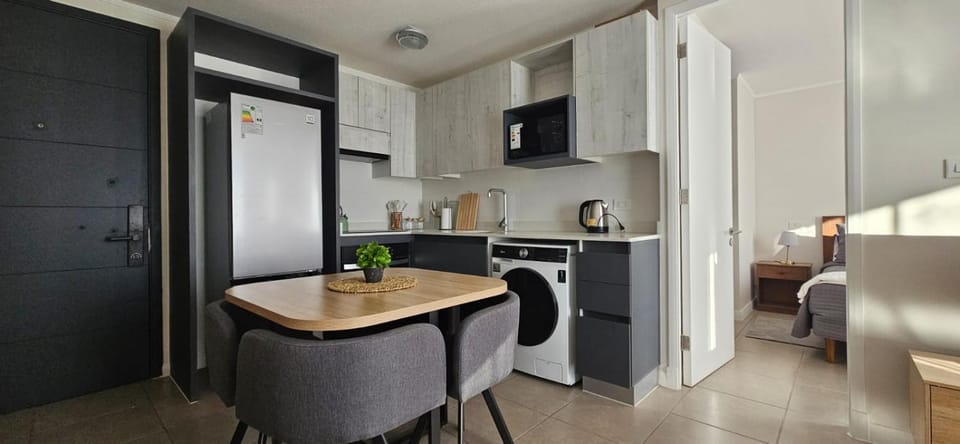 Kitchen or kitchenette, Dining area, oven