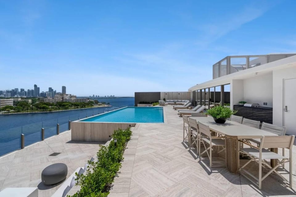 Penthouse 4 beds with private pool Apartment in Coconut Grove