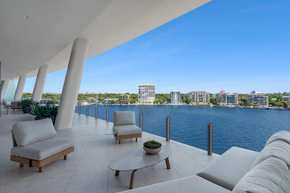 Penthouse 4 beds with private pool Apartment in Coconut Grove