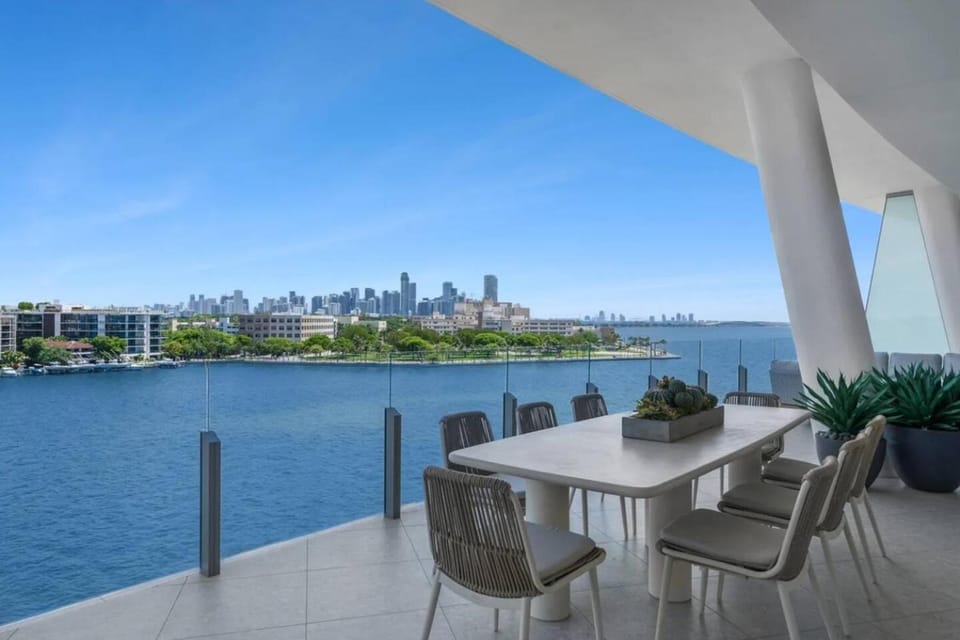 Penthouse 4 beds with private pool Apartment in Coconut Grove