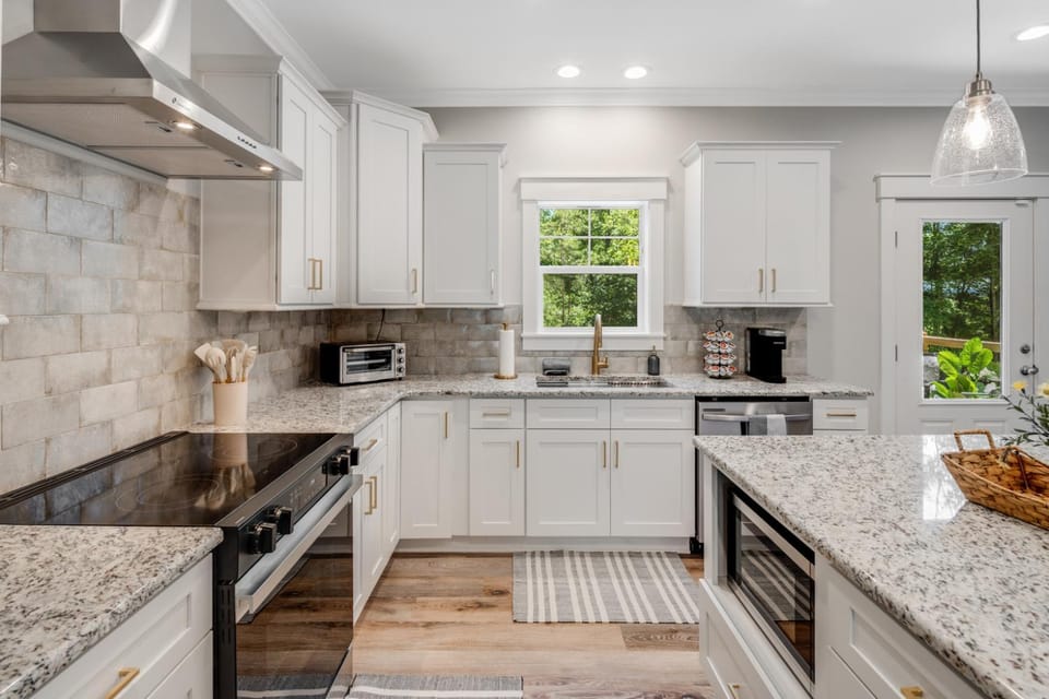 Brand-New Mountain Home Near Asheville House in Buncombe County