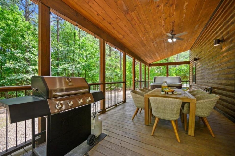 Broken Bow Getaway Game Room Hot Tub House in Broken Bow