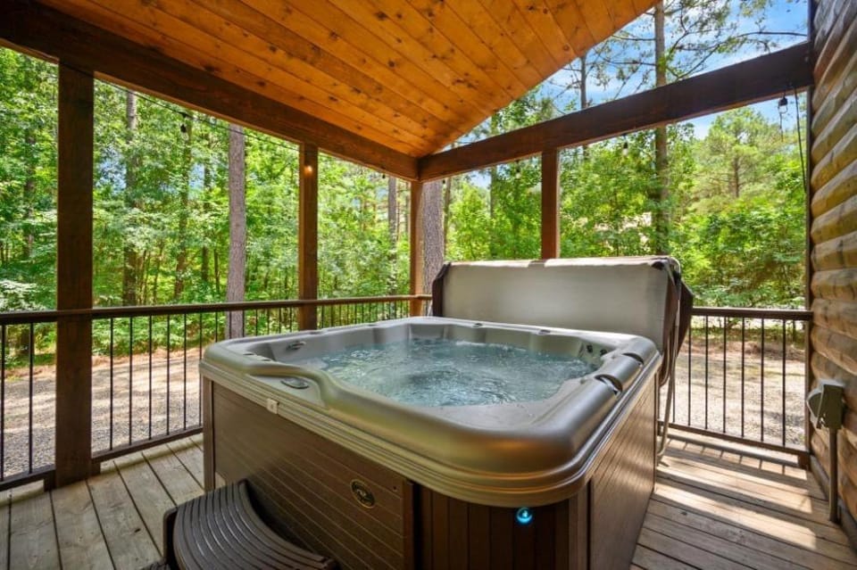 NEW Game Room w Hot Tub Family Broken Bow House in Broken Bow