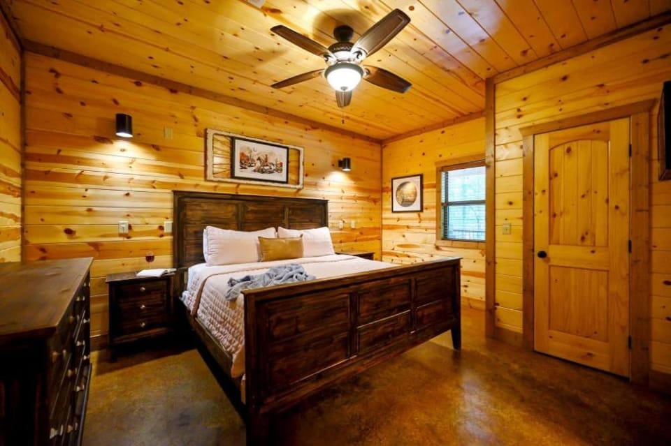 NEW Game Room w Hot Tub Family Broken Bow House in Broken Bow